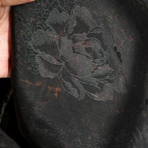 K&ouml;nnte beinhalten: Rustikales Holzschild mit dem wei&szlig;en Schriftzug "Welcome to our home". Das Schild hat eine Used-Optik und ein schlichtes, einladendes Design f&uuml;r den Eingangsbereich.