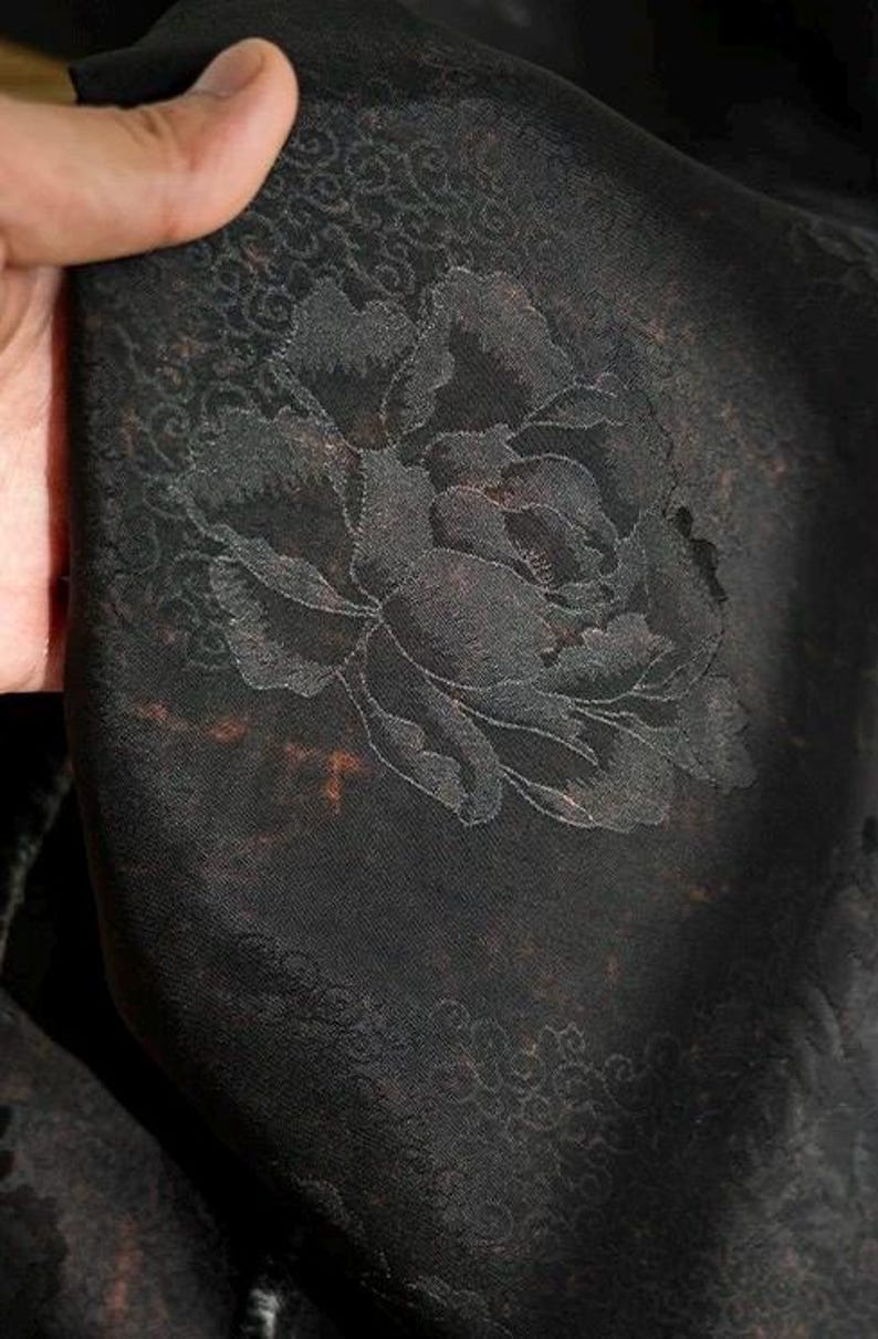 K&ouml;nnte beinhalten: Rustikales Holzschild mit dem wei&szlig;en Schriftzug "Welcome to our home". Das Schild hat eine Used-Optik und ein schlichtes, einladendes Design f&uuml;r den Eingangsbereich.