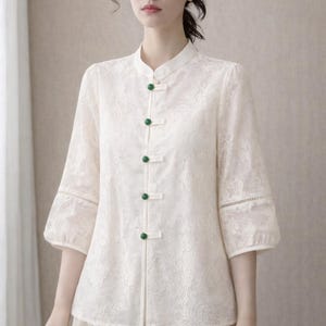 Può includere: Un set di tre ciotole impilabili in ceramica nei toni del blu, verde e bianco. Le ciotole presentano una smaltatura maculata e un design semplice. La ciotola più grande ha un diametro di circa 18 cm.