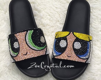 Personaliza tus sandalias y chanclas para la playa, bodas y eventos de moda veraniegos. ¡Lindas y adorables! Con brillantes cristales Swarovski.