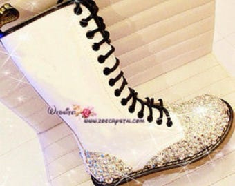 Botas altas de cuero con brillantes y pedrería de cristal, relucientes y deslumbrantes.