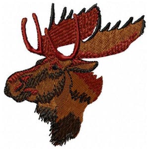 Op de afbeelding: Geborduurde elandkop in bruin-, roest- en zwarttinten. De eland heeft een groot gewei en een gedetailleerd, gestructureerd ontwerp, perfect voor kleding of woondecoratieprojecten.