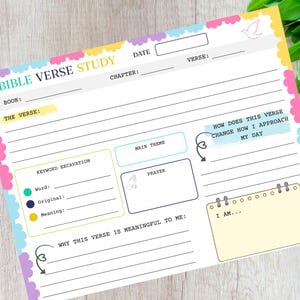 Op de afbeelding: Een werkblad voor Bijbelversstudie in pastelkleuren. Het werkblad bevat secties voor het boek, vers, hoofdstuk en datum. Het heeft ook gebieden voor trefwoordopgraving, hoofdthema, gebed en persoonlijke reflectie.