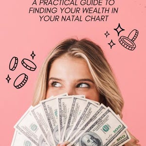 Può includere: Copertina del libro Astro Money Secrets con una donna che tiene in mano un ventaglio di banconote da 100 $. Il titolo e il sottotitolo del libro sono su sfondo rosa, con illustrazioni di monete e stelle. Il nome dell'autore è in basso.