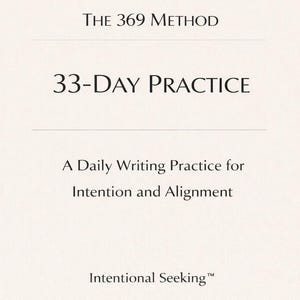 Könnte beinhalten: Cremefarbene Grafik mit dem Text "THE 369 METHOD" und "33-DAY PRACTICE". Darunter steht "A Daily Writing Practice for Intention and Alignment". Der untere Teil der Grafik lautet "Intentional Seeking™".