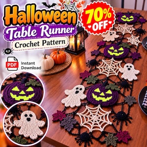 Może przedstawiać: Wzór szydełkowy na bieżnik na Halloween z fioletowymi dyniami, beżowymi pajęczynami, białymi duchami i czarnymi pająkami. Wzór zawiera małe listki w kolorze zielonym i ciemnoczerwonym. Tekst brzmi Halloween Table Runner Crochet Pattern.