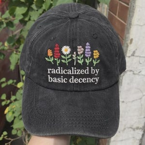 Geborduurde geradicaliseerde door fundamentele fatsoen hoed, liberale feministische accessoire gewassen hoed, mensenrechten geborduurde hoed, feministisch cadeau