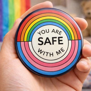 Du är trygg med mig Nål-bakknapp, Pride Ally-knapp