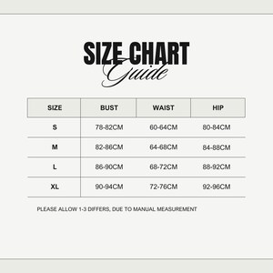 Puede incluir: Una tabla de tallas con el t&iacute;tulo "SIZE CHART Guide" en negrita, en negro. La tabla enumera las tallas S, M, L y XL, con las medidas correspondientes de busto, cintura y cadera en cent&iacute;metros. El texto "PLEASE ALLOW 1-3 DIFFERS, DUE TO MANUAL MEASUREMENT" est&aacute; en la parte inferior.