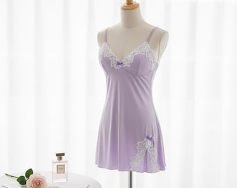 Ljuslila spetsbabydoll-nattlinne, djupt v-ringat, rosettdetalj, romantiskt sovplagg
