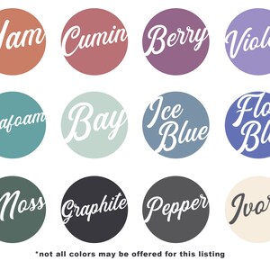 Pu&ograve; includere: Una cartella colori con 12 campioni di colore con nomi scritti in corsivo bianco. I colori sono: Yam, Cumin, Berry, Violet, Seafoam, Bay, Ice Blue, Flo Blue, Moss, Graphite, Pepper e Ivory. Il testo in fondo alla cartella dice "*non tutti i colori potrebbero essere disponibili per questo annuncio".