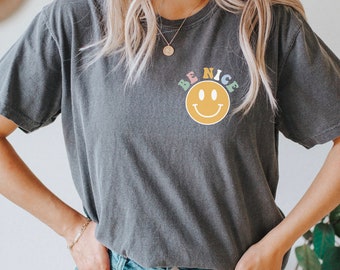 Camiseta Comfort Colors Be Nice, cara feliz, sonrisa, maravilloso, años 70, años 60, retro, vintage, camiseta de amor, camiseta de mujer, regalo para mujer, cumpleaños