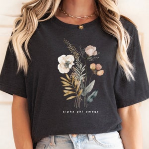 Camiseta de gran tamaño Alpha Phi Omega, camiseta Cottagecore Alpha Phi, camiseta con flores prensadas, camiseta con flores APO, camiseta de la hermandad Alpha Phi Omega