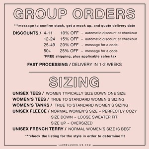 Op de afbeelding: Een roze en witte afbeelding met de tekst "GROUP ORDERS" en informatie over kortingen voor bulkbestellingen. De afbeelding bevat ook maatgegevens voor unisex t-shirts, dames t-shirts, tanks, fleece en French terry.