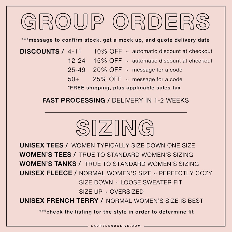 Op de afbeelding: Een roze en witte afbeelding met de tekst "GROUP ORDERS" en informatie over kortingen voor bulkbestellingen. De afbeelding bevat ook maatgegevens voor unisex t-shirts, dames t-shirts, tanks, fleece en French terry.