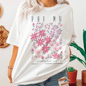 Camisa extragrande Phi Mu, ropa griega personalizada, sudadera con capucha Phi Mu de moda, sudadera con flores PM, camiseta de la hermandad Phi Mu