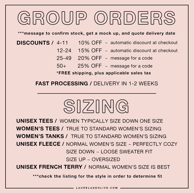 Pu&ograve; includere: Una grafica rosa e bianca con il testo "GROUP ORDERS" e informazioni sugli sconti per gli ordini all'ingrosso. La grafica include anche informazioni sulle taglie per magliette unisex, magliette da donna, canottiere, pile e felpa francese.
