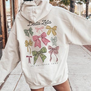 Delta Zeta Bow Hoodie, Delta Zeta Sorority Hoodie, griechisches Buchstabe Sweatshirt, College-Bekleidung, Sorority Pullover, offiziell lizenziert