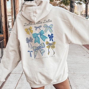 Delta Delta Delta Bow Hoodie, Tri Delta Sorority Hoodie, griechisches Buchstabe Sweatshirt, College-Bekleidung, Sorority Pullover, offiziell lizenziert