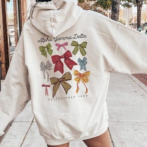 Alpha Delta Bow Hoodie, Sorority Hoodie, Griechisches Buchstabe Sweatshirt, College-Bekleidung, Sorority Pullover, offiziell lizenziert