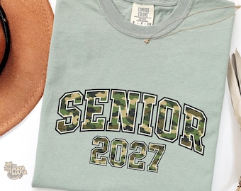 Camiseta Comfort Colors® 2027 para graduados, camuflaje, regalo para graduados de 2027, camiseta de camuflaje para chicos de último año de 2027, camiseta de regreso a clases para hombres.