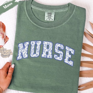 Krankenschwester Comfort Colors® Floral Shirt, Toile Krankenschwester Shirt, RN Shirt, Krankenschwester Abschlussgeschenk, Krankenschwester Woche Shirt, Krankenschwester Wertschätzung, Geschenk für Krankenschwester