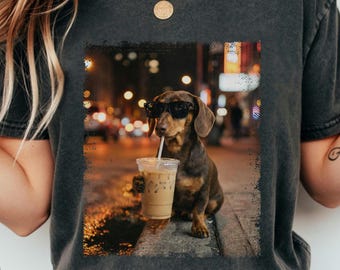 Camiseta Comfort Colors® con diseño de perro salchicha bebiendo café helado, camiseta con estampado divertido, camiseta moderna para mascotas, regalo ideal para amantes de los perros.