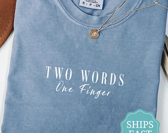 Camiseta Comfort Colors® Dos Palabras Un Dedo, Camiseta Divertida y Sarcástica, Camiseta Atrevida con Humor Adulto, Camiseta Gráfica Moderna para Mujeres, Dedo Medio Grosero