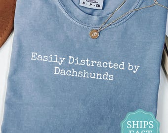 Camiseta Comfort Colors® "Fácilmente Distraído por los Dachshunds" - Regalo Divertido para Amantes de los Dachshunds, Dachshund Retro Vintage, Mamá de Dachshund, Camiseta de Perro Salchicha