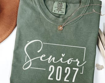 Camiseta Comfort Colors® 2027 para graduados, tanto para chicas como para chicos. Regalo para graduados de 2027. Camiseta moderna con corazón para la promoción de 2027. Camiseta sencilla para la vuelta al cole.