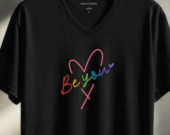 Maglietta Be You Pride, maglietta LGBTQ con cuore arcobaleno, maglietta amore inclusivo, abbigliamento Pride minimalista, canotta corta con scollo a V Bella Canvas nera