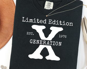 Comfort Colors® カスタムバースデーイヤーTシャツ：ジェネレーションXクラシックデザイン、25歳を2回迎えたシャツ、面白い50歳の誕生日Tシャツ、1976年生まれのギフト