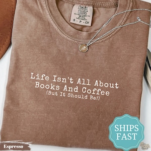 Maglietta Comfort Colors® Books and Coffee, regalo per amanti dei libri, maglietta per lettori, maglietta da lettura, regalo per topi di biblioteca, maglietta per amanti dei libri, regalo per lettori