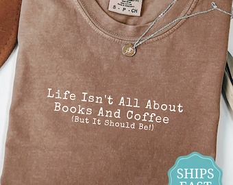 Maglietta Comfort Colors® Books and Coffee, regalo per amanti dei libri, maglietta per lettori, maglietta da lettura, regalo per topi di biblioteca, maglietta per amanti dei libri, regalo per lettori