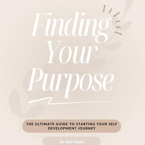 Peut inclure: Couverture de livre beige clair avec le titre "Finding Your Purpose" en grandes lettres élégantes. Des éléments décoratifs de feuilles et de lignes ornent la couverture. Le sous-titre est "The Ultimate Guide to Starting Your Self Development Journey" par Katt Nudd.