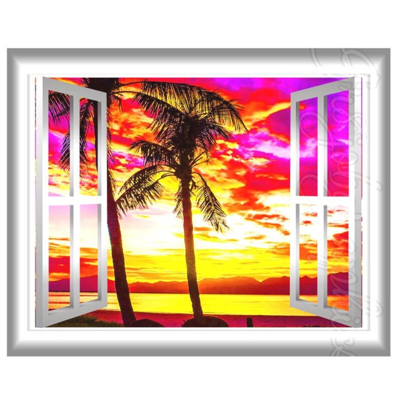 Op de afbeelding: Een raam met uitzicht op een tropische zonsondergang met palmbomen en een strand. De lucht is een levendige mix van roze, oranje en geel.