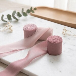 Nastro di chiffon strappato a mano, tessuto simile alla seta con bordo grezzo per bouquet da sposa e creazioni floreali.
