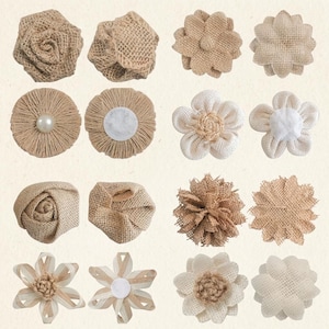 Op de afbeelding: Een verzameling van verschillende jute bloemen in beige en crèmetinten. De collectie bevat rozen, bloemen met meerdere bloemblaadjes en cirkelvormige ontwerpen met parel- of witte middenaccenten. Deze rustieke bloemversieringen zijn ideaal voor knutselprojecten.