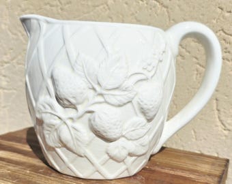 Vintage White Ceramic Strawberry Pitcher – Farmhouse Creamer Vase Cottage Kitchen Decor