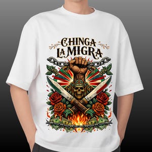 Può includere: T-shirt bianca con un design grafico. Il design presenta il testo "CHINGA LA MIGRA", un pugno chiuso, coltelli incrociati, un teschio, rose, denaro e fiamme. L'opera d'arte è in uno stile audace e colorato.