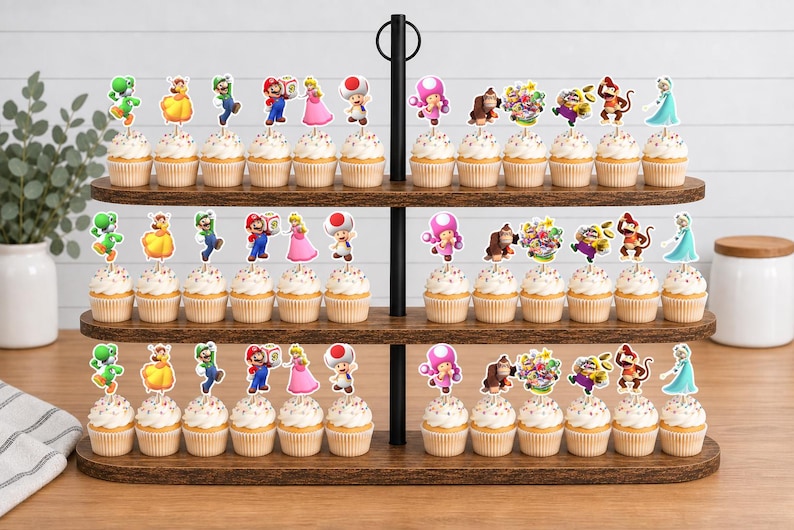 Pu&ograve; includere: Un'alzata per cupcake in legno a tre livelli che ospita file di cupcake sormontati da sagome di carta colorate di vari personaggi dei videogiochi, tra cui Mario, Luigi, la Principessa Peach, Toad, Yoshi e Donkey Kong.
