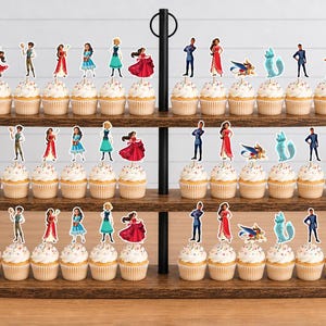 Op de afbeelding: Een houten cupcake-standaard met drie niveaus met talloze cupcakes, elk voorzien van een papieren topper met een personage. De toppers bevatten kleurrijke illustraties van geanimeerde figuren in verschillende houdingen.