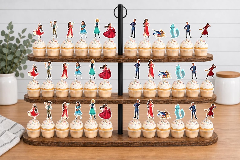Op de afbeelding: Een houten cupcake-standaard met drie niveaus met talloze cupcakes, elk voorzien van een papieren topper met een personage. De toppers bevatten kleurrijke illustraties van geanimeerde figuren in verschillende houdingen.