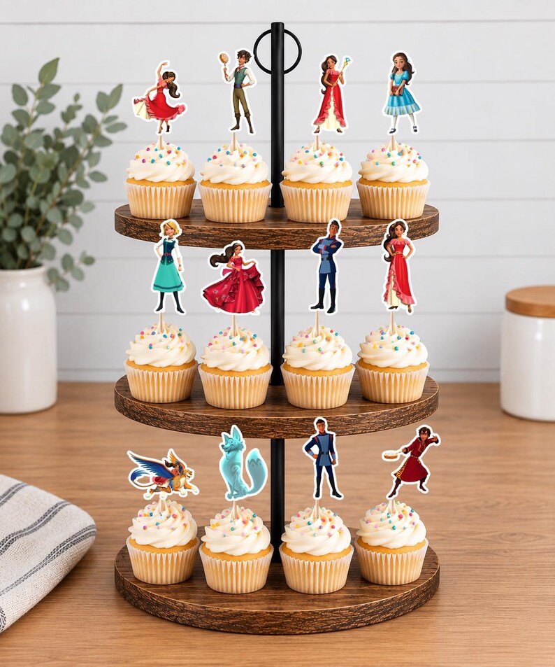 Op de afbeelding: Een houten cupcake-standaard met drie niveaus en twaalf cupcakes, elk voorzien van een decoratieve papieren uitsparing met diverse geanimeerde figuren in kleurrijke outfits, waaronder een gevleugeld wezen, een blauwe vos en verschillende mensen.