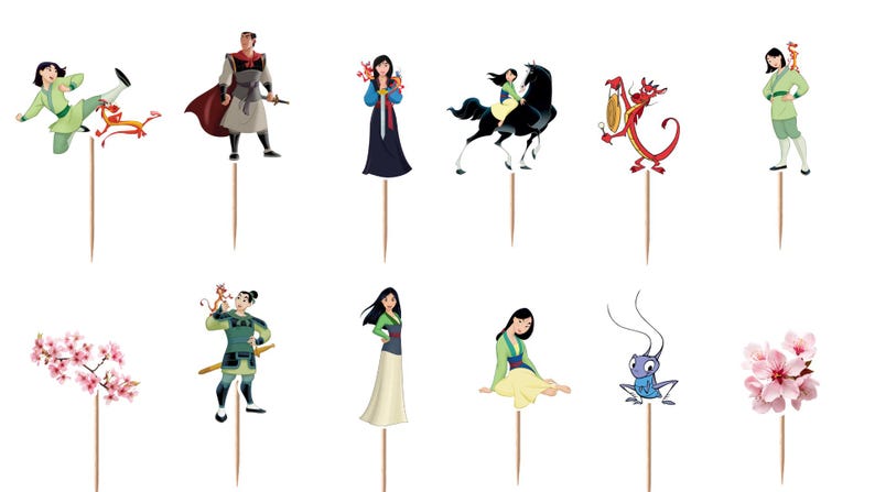 Peut inclure: Un ensemble de douze pics alimentaires d&eacute;coratifs repr&eacute;sentant les personnages de Mulan, Mushu, Cri-Kee et des branches de cerisier. Chaque d&eacute;coupe est fix&eacute;e sur un cure-dent en bois, montrant les personnages dans leurs tenues anim&eacute;es.