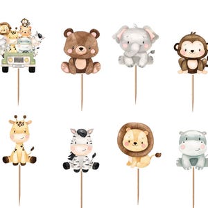 K&ouml;nnte beinhalten: Ein Set aus zw&ouml;lf Cupcake-Toppern mit Aquarellillustrationen verschiedener Tiere, darunter ein Panda, B&auml;r, Elefant, Affe, Tiger, Giraffe, Zebra, L&ouml;we, Flusspferd sowie zwei Safari-Figuren, die jeweils an einem Holzspie&szlig; befestigt sind.