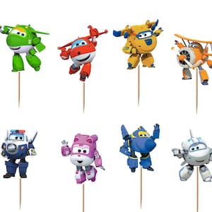 K&ouml;nnte beinhalten: Ein Set aus Super Wings Cupcake-Toppern mit verschiedenen bunten Cartoon-Flugzeugfiguren in dynamischen Posen, die jeweils an einem d&uuml;nnen Holzspie&szlig; befestigt sind. Das Set enth&auml;lt das Super Wings Logo und diverse Roboter-Flugzeug-Charaktere.