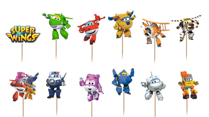 K&ouml;nnte beinhalten: Ein Set aus Super Wings Cupcake-Toppern mit verschiedenen bunten Cartoon-Flugzeugfiguren in dynamischen Posen, die jeweils an einem d&uuml;nnen Holzspie&szlig; befestigt sind. Das Set enth&auml;lt das Super Wings Logo und diverse Roboter-Flugzeug-Charaktere.
