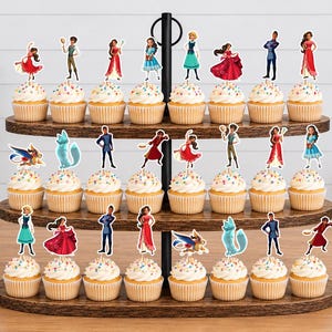 Op de afbeelding: Een houten cupcake-standaard met drie niveaus en vierentwintig cupcakes, versierd met kleurrijke hagelslag en diverse papieren toppers met geanimeerde figuren in verschillende outfits en houdingen op de donkerhouten planken.