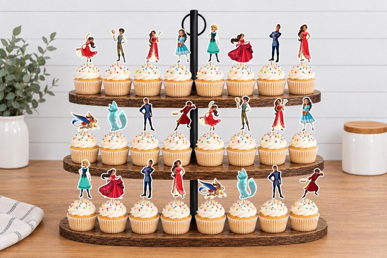 Op de afbeelding: Een houten cupcake-standaard met drie niveaus en vierentwintig cupcakes, versierd met kleurrijke hagelslag en diverse papieren toppers met geanimeerde figuren in verschillende outfits en houdingen op de donkerhouten planken.